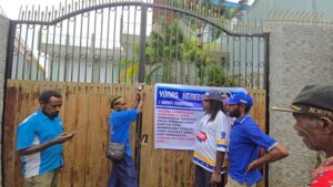 Diduga masalah pembayaran pasir gunung akhirnya rumah milik Bupati Mamteng Yonas Kenelak disegel