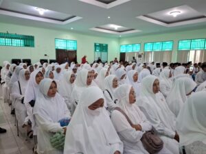 Jamaah Haji asal Kota Jayapura saat mengikuti pelepasan oleh Pemerintah Kota di Asrama Haji Kotaraja