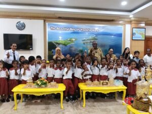 Keceriaan anak - anak TK Waniambey saat berkunjung di ruang kerja Walikota Jayapura