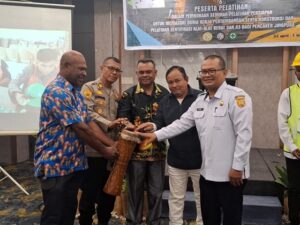 Kepala Dinas PUPR Kota Jayapura Asep AM Halik didampingi Founder LKP Idham Halik memukul tifa tanda dimulainya Seminar pelatihan bagi OAP