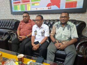 Kepala Kanwil Hukum Provinsi Papua Anthonius Ayorbaba didampingi Kaka Yose dan Oktovianus M Worabay