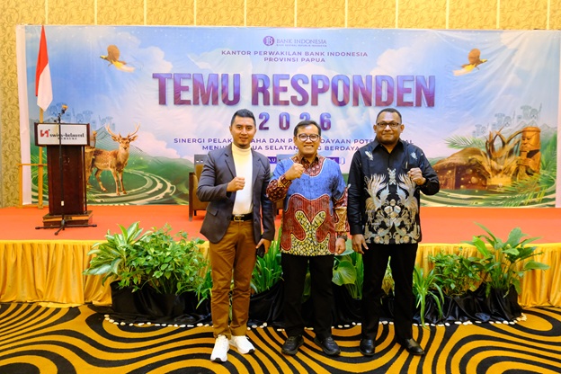 Kepala Perwakilan Bank Indonesia Provinsi Papua, Warsono bersama Kaka Jose