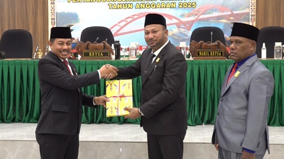 Ketua DPR Kota Jayapura, Theos R.B. Ajomi menerima LKPJ Pemkot Jayapura dari Wakil Walikota Rustan Saru