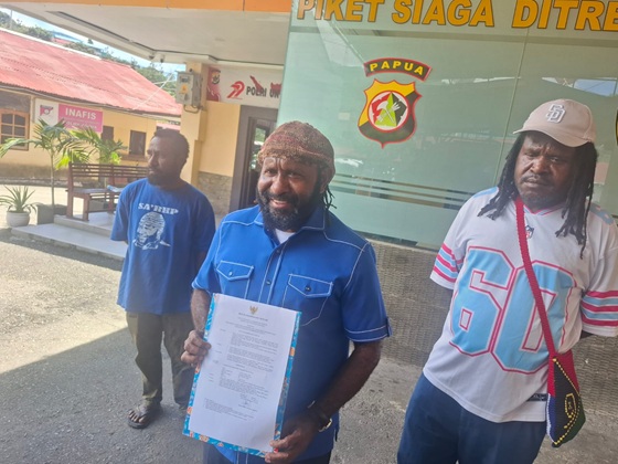 Mantan Bupati Mamberamo Tengah Ricky Ham Pagawak saat menunjukan bukti dokumen SK Pengangkatan Honorer K2 yang memalsukan tanda tangannya