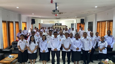 Plt Sekretaris Daerah Kota Jayapura, Muchlis Karim, foto bersama usai membuka kegiatan Pelatihan dan Uji Kompetensi Pejabat Pembuat Komitmen (PPK) Tipe B di lingkup Pemkot Kota Jayapura