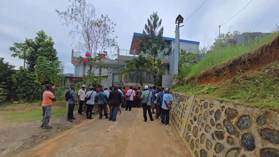 Dua Rumah Mewah Milik Bupati Mamberamo Tengah Disegel