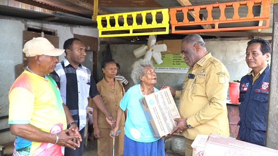 Tongkat di Tangan, Semangat di Hati : Kisah Nenek Hana Bertahan di Usia 76 Tahun