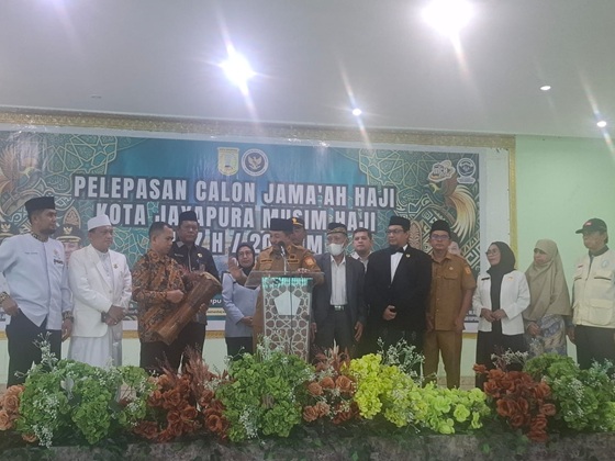 Wakil Walikota Jayapura H Rustan Saru melepas secara resmi 232 calon jamaah haji asal Kota Jayapura