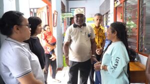Walikota Jayapura Abisai Rollo didampingi Plt Kadis Kesehatan saat Sidak di Puskesmas Hamadi buntut aksi pemalangan (Humas/Celo)