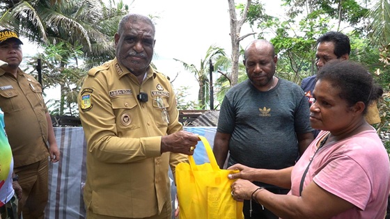 Rumah Warga Hangus Terbakar, Walikota Abisai Rollo Turun Langsung Serahkan Bantuan