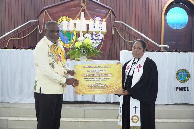 Walikota ABR Serahkan Bantuan untuk Pembangunan TK Pniel Kotaraja