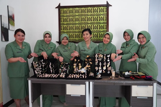 Ketua Persit KCK Kodam XVII Cenderawasih Ina Febriel Buyung Sikumbang bersama anggota Persit pamerkan kerajinan asli Mutiara Papua