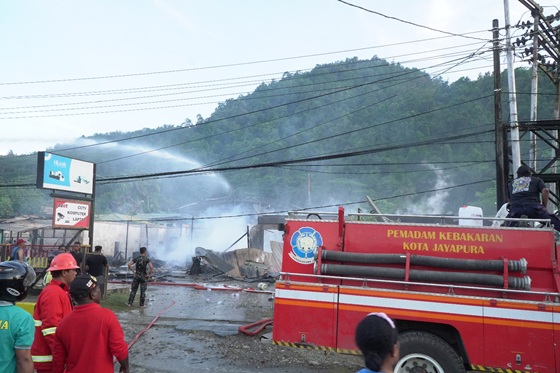 Kebakaran Hanguskan 13 Ruko di Waena, Wali Kota Jayapura Turun Langsung Tinjau Lokasi