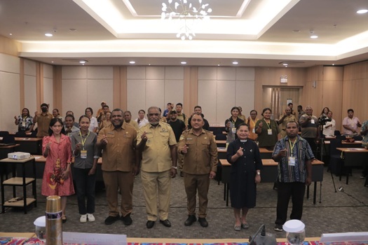 Peserta Wali Kota Abisai Rollo memberikan apresiasi kepada Dinas Pariwisata Kota Jayapura atas penyelenggaraan Pelatihan Tata Kelola Objek Wisata Berbasis Masyarakat Lokal