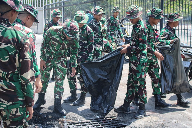 Tanpa Sorotan Kamera, Ratusan Prajurit TNI Bersihkan Kawasan Stadion Lukas Enembe  TNI bergerak cepat membersihkan puing-puing dan sampah di kawasan Jalan Sentani–Abepura, tepatnya di sekitar Stadion Lukas Enembe, Sabtu (9/5/2026), pasca kericuhan yang terjadi usai pertandingan Persipura Jayapura pada Jumat malam (8/5/2026).