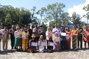 Wakil Walikota Jayapura Rustan Saru berswa foto bersama usai Hari Pendidikan Nasional