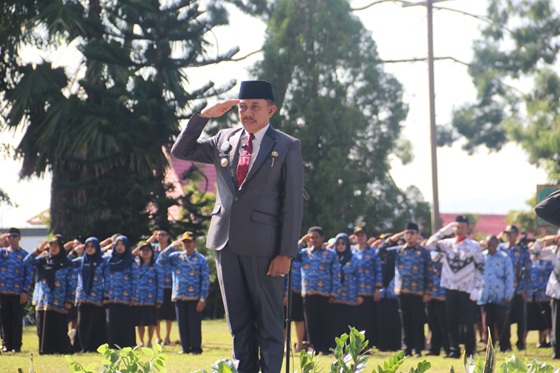 Wakil Walikota Rustan Saru menjadid Inspektur Upacara pada peringatan Hardiknas tingkat Kota Jayapura