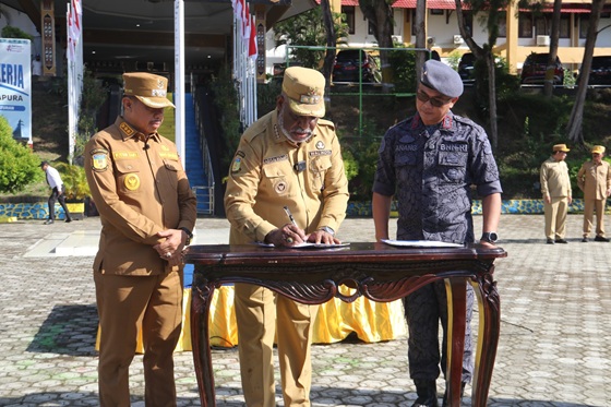 Walikota Abisai Rollo didampingi Wakil Walikota Jayapura, Rustan Saru saat menandatangani MoU bersama BNN Provinsi Papua