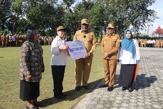 Walikota Abisai Rollo didampingi Wakil Walikota Jayapura Rustan Saru saat menyerahkan BPJS Ketenagakerjaan bagi pekerja rentan
