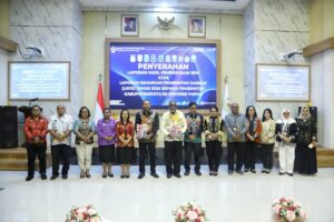 Walikota Jayapura Abisai Rollo dan Ketua DPRD Kota Jayapura Theos Revelino Beniqno Ajomi berfoto bersama Para Kepala OPD