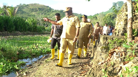 Walikota Jayapura Abisai Rollo didampingi Kepala Balai Wilayah Sungai Provinsi Papua meninjau Kompleks Konya