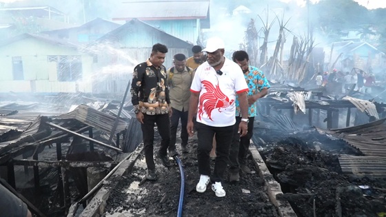Walikota Jayapura Abisai Rollo meninjau lokasi bencana kebakaran di Dok VIII Pantai