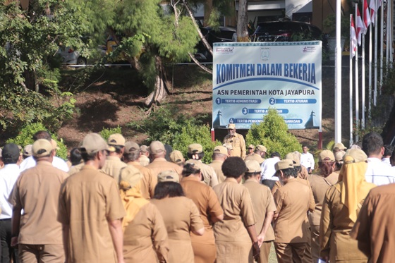 Walikota Jayapura Abisai Rollo saat memimpin apel pagi di lingkup Pemkot Jayapura