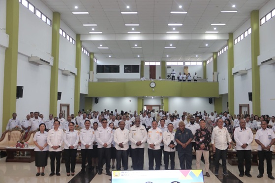 Walikota dan Wakil Walikota Jayapura berswa foto bersama Para Kepala OPD di lingkup Pemerintah Kota