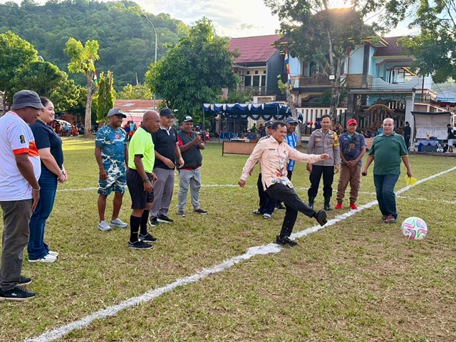 Asisten II Setda Kota Jayapura Abdul Madjid menendang bola tanda dimulainya Turnamen Cigombong Putra All Star III