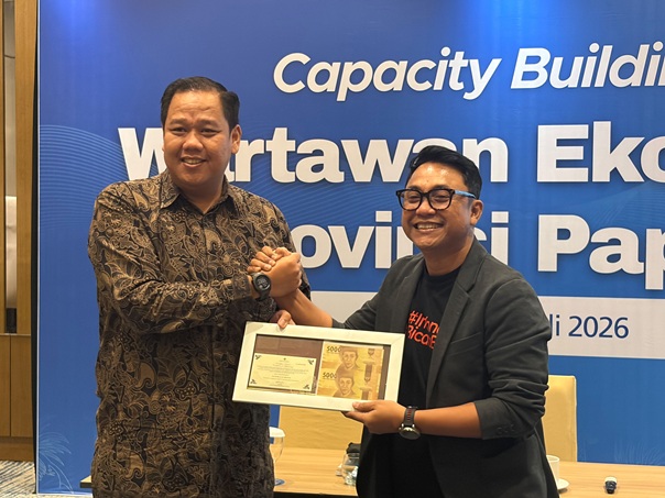Ahli Komunikasi Jokhanan Kristiyono saat menerima cenderamata yang diserahkan Kepala KEKDA Bank Indonesia Papua Sasongko Agung Nugroho