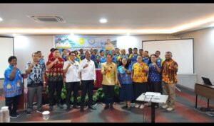 Asisten Bidang Perekonomian dan Kesejahteraan Rakyat Setda Kota Jayapura Abdul Madjid berfoto bersama Peserta Pelatihan
