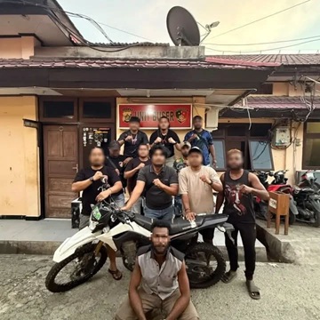 Pelaku curanmor bersama barang bukti yang berhasil disita aparat