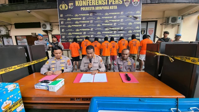 Polresta Jayapura saat menggelar press conference terkait kasus penjarahan di lokasi kebakaran Dok V Jayapura