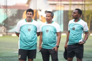 Skuad Pelatih Persipura saat memantau latihan tim